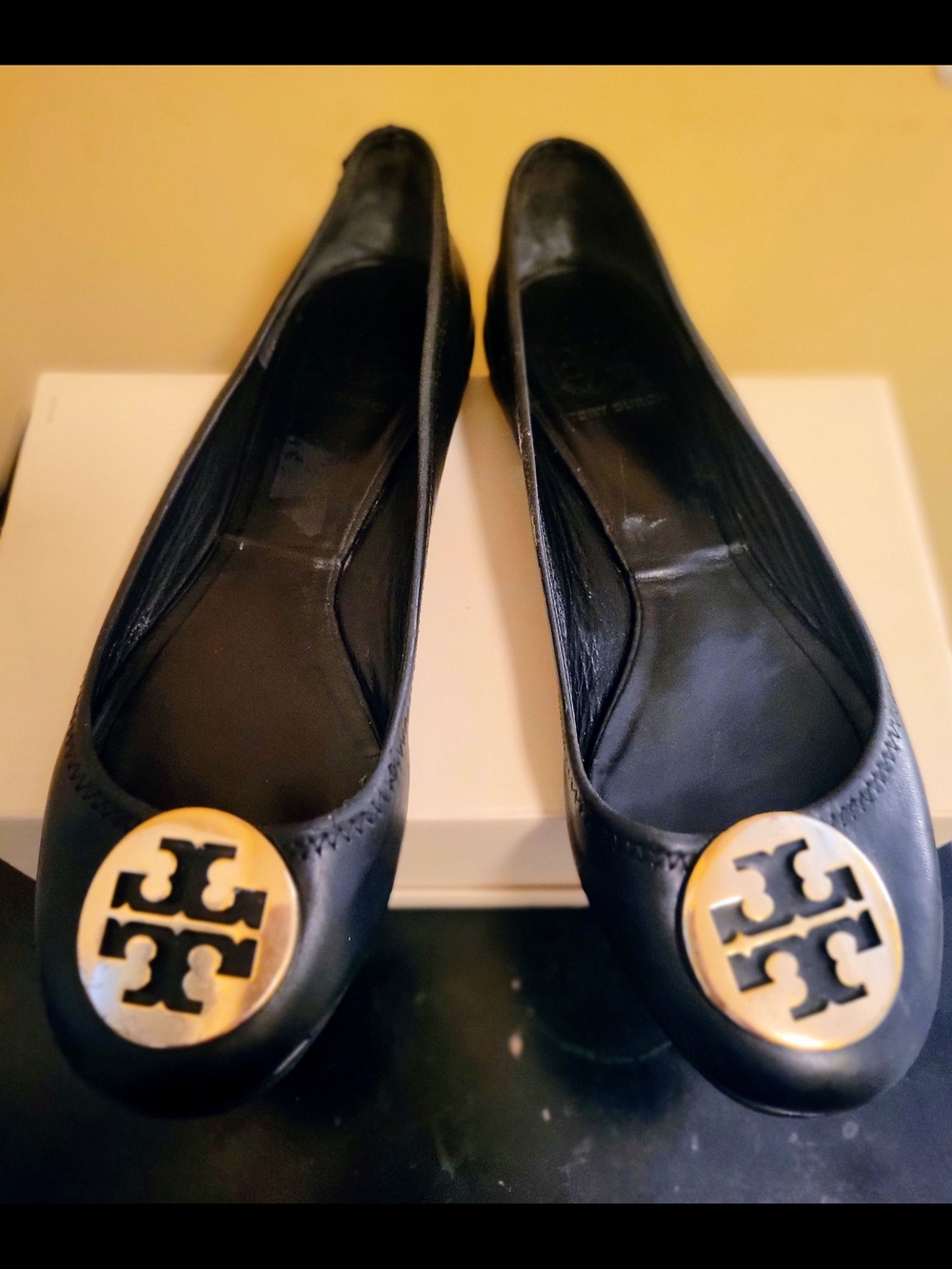 Beautiful Tory Burch Black Leather Logo Ballet Flats